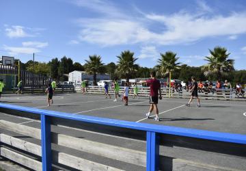 Camping avec terrain de football dans les Landes : Personnes en train de s’échauffer avant un match de football au terrain multisports camping