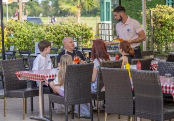 camping pension complète all inclusive Réservez votre séjour en camping 5 étoiles avec pension complète face à la mer dans les Landes et profitez d’un cadre exceptionnel pour des vacances inoubliables famille à la brasserie restauration avec cocktails