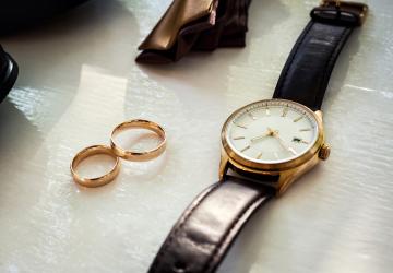 differents-accessoires-pour-hommes-tels-que-des-chaussures-des-boutons-de-manchette-des-montres-et-des-bagues-sont-sur-la-table