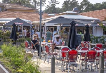 brasserie VP bar restaurant avec terrasse bois ouvert en même temps que l'établissement hôtellier de plein air pour une cuisine authentique à tout moment de la saison