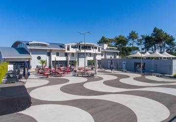 grand espace modulaire dehors du Parvis clôturé