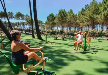 VP-camping-aire-fitness-plein-air-5-etoiles-entre-dune-foret-plage-ocean-atlantique-remise-forme-espace-secure-musculation-physique-cardio-couple-homme-femme-par temps ensoleillé dans les landes derrière la dune en bord de mer