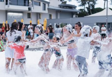Camping avec toboggans aquatiques chauffés dans les Landes TOBOGGAN À BOUÉES sautez à bord de votre bouée prenez la barre au milieu de notre toboggan à bouées, avec un parcours long de 80 mètres. Seul ou à deux - full moon party avec enfants ados et adultes à la queuleuleu en maillot de bain en fin de journée début de soirée par temps clair