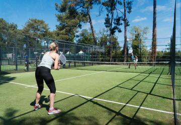match-de-padel-dans-les-landes-en-bord-de-mer-pour-des-vcanaces-sportives-et-ludiques-tournois-toutes-les-semaines-en-été-avec-rdv-pour-rencontres-entre-amateurs