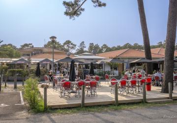 Nouvelle terrasse bois prête pour la saison 2025 à la brasserie restaurant guinguette en face du parking pour bénéficier d'un espace chill le temps de son apéro en famille ou entre amis