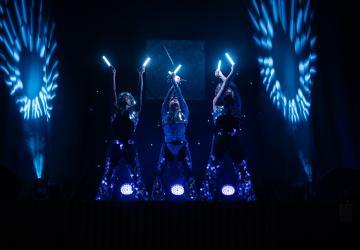 lumières noires bleues et violettes avec instruments LEDs et flash des spots pour mettre en valeur les danses iconiques des 3 performeurs 