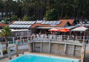 Camping Landes avec restaurant & bar dans le parc aquatique snack-restaurant-bar Le Captain Mary espace convivial et accueillant faim miam, vue depuis le haut du solarium pour un panorama totale sur la surface de repos