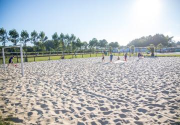 Terrains de football du camping comprenant un grand terrain en gazon naturel idéal pour les matchs en équipe et un second terrain en sable pour des parties plus décontractées, situés en plein air et entourés d’espaces verts.