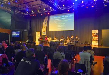 Séminaire Landes Attractivité organisé à Messanges dans le camping Le Vieux Port, au sein de la grande salle Arena, réunissant des participants autour de conférences, tables rondes et ateliers professionnels, dans une ambiance conviviale et moderne avec scène, gradins et équipement audiovisuel adapté aux événements d’envergure.