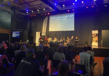 Séminaire Landes Attractivité organisé à Messanges dans le camping Le Vieux Port, au sein de la grande salle Arena, réunissant des participants autour de conférences, tables rondes et ateliers professionnels, dans une ambiance conviviale et moderne avec scène, gradins et équipement audiovisuel adapté aux événements d’envergure.