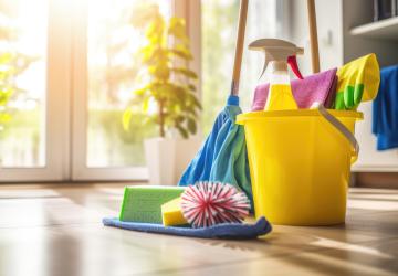 fournitures-de-nettoyage-y-compris-un-mouchoir-a-seau-jaune-divers-liquides-de-toilettage