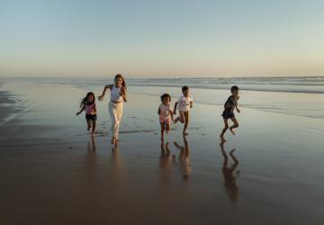 les-enfants-s-amusent-a-la-plage