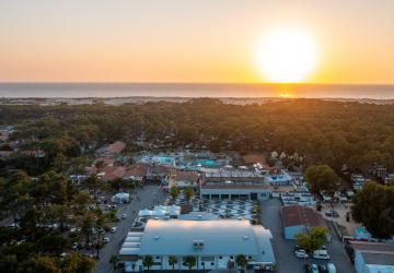 Coucher de soleil sur la plage observé depuis la grande salle de spectacles de l’arena, ambiance événement professionnel avec apéritif dînatoire organisé au parc aquatique