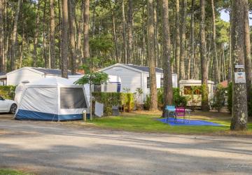 Emplacement caravaning spacieux au camping 5 étoiles Le Vieux Port à Messanges, situé au cœur d'une vaste pinède de 30 hectares près de l'océan Atlantique. Parcelle semi-ombragée avec sol naturel, offrant un accès facile aux sanitaires modernes et aux installations de confort haut de gamme. À proximité immédiate d'un grand parc aquatique avec toboggans et piscines, ainsi que d'espaces de loisirs, idéal pour les familles et amateurs de nature et de détente en bord de mer.