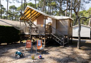 Cabane sur pilotis dans un camping 5 étoiles