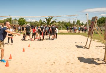 Participant lançant hache sur cible bois activité team building entreprise cohésion équipe
