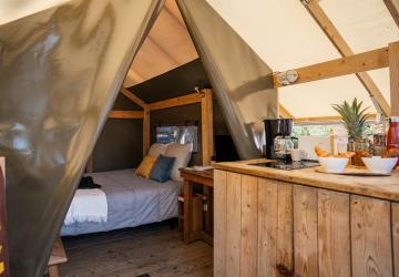 Intérieur de la Tente Duo 2 personnes avec lit double et kitchenette