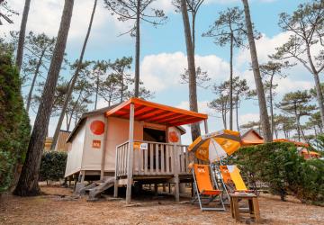 Tente RESASOL 4/5 personnes glamping 21 m² : hébergement tout confort avec 2 chambres, cuisine équipée, salle de bains et terrasse couverte.