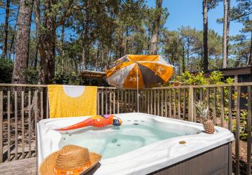 Entrez dans une nouvelle dimension du camping  espace, intimité et jacuzzi privatif… à découvrir dès maintenant.
