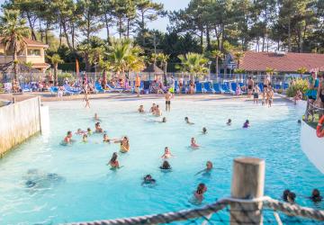 Camping Le Vieux Port format portrait parc aquatique : bassins et toboggans, offre Premières Vagues Early Booking, réservez vos vacances 2027 au prix 2026, camping 5 étoiles Messanges Landes. Parc aquatique Le Vieux Port portrait : ambiance vacances, offre Early Booking Premières Vagues, séjour 2027 réservé à l’avance, camping Landes avec piscine et toboggans.