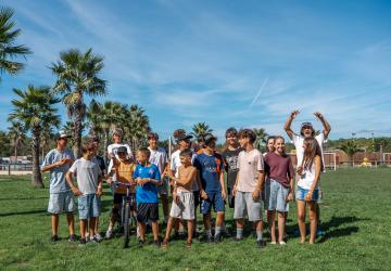 Jeunes du club ados réunis au camping : activités collectives, animateurs et moments de partage entre adolescents pendant les vacances.