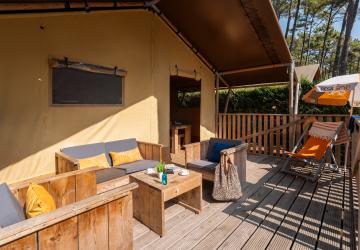 Façade tente lodge Ecoluxe 4/5P avec terrasse couverte camping 5 étoiles Côte d’Argent