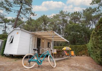 Terrasse du mobil-home Eco avec deux chiliennes et vélo pour balades au Camping Le Vieux Port