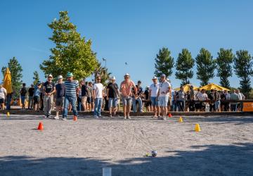 Tournoi de pétanque entre collègue au boulodrome de l'immense plaine des sports du plus gros établissement des Landes dans le Sud-Ouest de la France pour passer un moment de détente professionnelle par temps ensoleillé