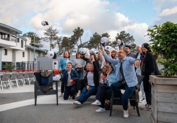 Lancé de casquettes de capitaine de navire sur la place devant la superbe et énorme salle de réception & spectacles de la région, dans une humeur joviale et professionnelle 