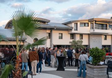 Cocktail plancha sur le parvis de l'ARENA dans une atmosphère détente au crépuscule pour un coucher de soleil professionnel dans l'une des plus grandes salles privée du département des Landes en Nouvelle Aquitaine, France