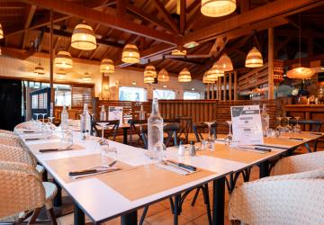 Espace de réception dîner dinatoire dans restaurant sur place tout inclus avec menus à la demande et de qualité, décoration soignée et raffinée, pour des collations d'entreprises professionnelles classieuses et mémorables