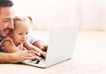cybersécurité - protège - mots de passe - sécurisé - accès à Internet - c’est - crucial - avoir - sécuriser - se connecter - protection en ligne - monde - utilisateurs - entrer - leurs - mots de passe - Internet - réseau - rester - sûr - millénaire - père-fille - utiliser un ordinateur portable - ensemble