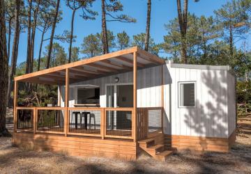 Aperçu du futur hébergement Chalet Écume au Camping Le Vieux Port à Messanges, Vue extérieure du futur Chalet Écume avec terrasse de 11 m², visuel 3D non contractuel