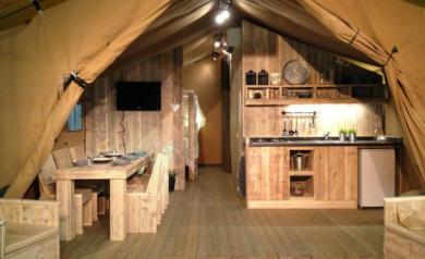 Cuisine et salle à manger Tente Ecoluxe 8 personnes dans les Landes au camping Le Vieux Port