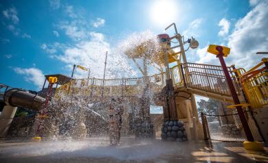 Aquasplash en action au camping 5 étoiles le Vieux port dans les Landes