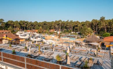 Solarium au lever de soleil dans le parc aquatique du camping 5 étoiles Le Vieux Port dans les Landes