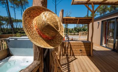 Extérieur du cottage en bois premium au camping le Vieux Port 5 étoiles dans les Landes 
