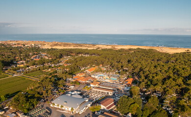 Vue aérienne du camping 5 étoiles le Vieux Port dans les Landes 