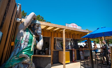 Restaurant de la piscine au camping 5 étoiles le Vieux Port dans les Landes 