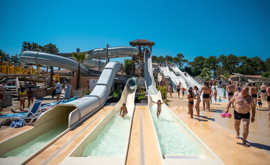 Toboggans au camping 5 étoiles le Vieux Port dans les Landes 