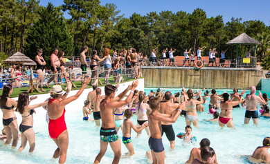Animation à la piscine au camping 5 étoiles le Vieux Port dans les Landes 