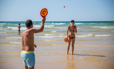 Jeux à la plage au camping 5 étoiles le Vieux Port dans les Landes 