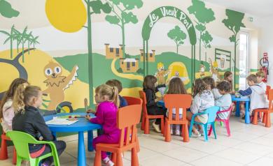 Pièce du mini club Soly au camping Le Vieux Port, avec une nouvelle fresque colorée et attrayante de la mascotte Soly, créant un environnement agréable et accueillant pour que les enfants puissent évoluer, jouer et participer à des activités dans un cadre joyeux et stimulant.