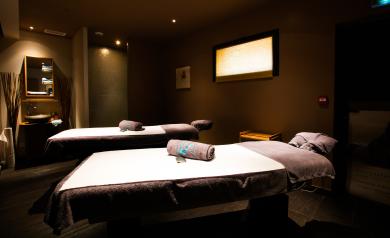 Salle de massages du camping Le Vieux Port dans les Landes, décorée avec goût dans un style apaisant et naturel, équipée de tables de massage confortables, éclairage tamisé, et accessoires de bien-être. Des praticiennes qualifiées offrent une variété de soins relaxants et thérapeutiques, tels que massages relaxants, soins du corps et du visage. L’atmosphère est sereine et propice à la détente après une journée au parc aquatique ou à la plage, offrant aux vacanciers un moment de bien-être et de récupération.