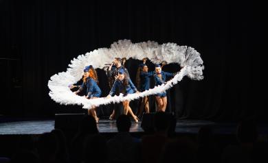Spectacle cabaret Welcome Aboard à l’Arena du camping Le Vieux Port, présenté par Anna Smïle et sa troupe, mêlant danse, chant live, acrobaties, glamour et humour. Sur scène, des costumes colorés et scintillants, des décors magnifiques, et une ambiance festive et élégante invitent le public à embarquer dans une croisière musicale pleine d’émotions et de surprises. Ce show revisite le cabaret avec modernité tout en gardant les classiques comme le French Cancan.
