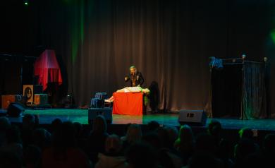 Spectacle d’illusions présenté à l’Arena du camping Le Vieux Port par Erick Lantin et Valérie, deux magiciens de renom ayant reçu le MANDRAKE D’OR, prix prestigieux dans le monde de la magie. Sur scène, ils réalisent des numéros impressionnants, comme la cabine spirite qui transporte le public dans un voyage mystérieux vers l’au-delà, ou encore l’envol d’une rose en papier qui se transforme en fleur vivante, sous un éclairage spectaculaire. Le duo combine magie, effets spéciaux, moments romantiques et autre