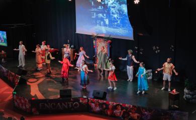 Spectacle des animateurs professionnels à l’Arena du camping Le Vieux Port, sur une grande scène modulable en lumière et son, avec plusieurs animateurs en costumes colorés et modernes dansant et chantant avec énergie. Le show inclut des chorégraphies dynamiques, des mises en scène festives et interactives, captivant un public familial nombreux. L’Arena est équipée de matériel de haute technologie pour offrir une expérience visuelle et sonore immersive, dans un cadre convivial en bord de mer dans les Landes,