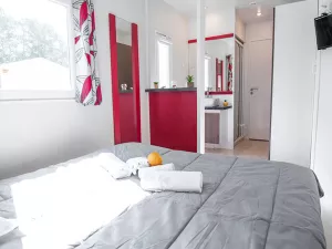 Suite parentale salle de bains Lodge Premium 2/3 personnes dans les Landes au camping Le Vieux Port