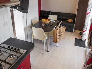 Salle à manger Lodge Premium 2/3 personnes avec jacuzzi dans les Landes au camping Le Vieux Port
