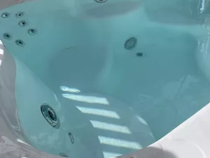 Jacuzzi Lodge Premium 2/3 personnes avec jacuzzi dans les Landes au camping Le Vieux Port